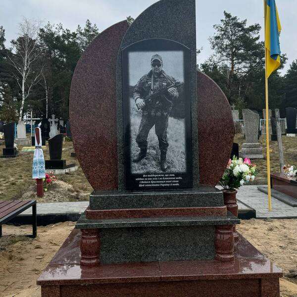 Пам'ятники для Військових, комплекс із зеленого та коричневого граніту, стелла у форма овалу, кольорове фото, виріз на плиті під квітник