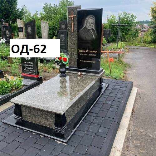 Памятник одинарний, закрита зелена плита, стелла з чорного граніту та зеленою вставкою з хрестом