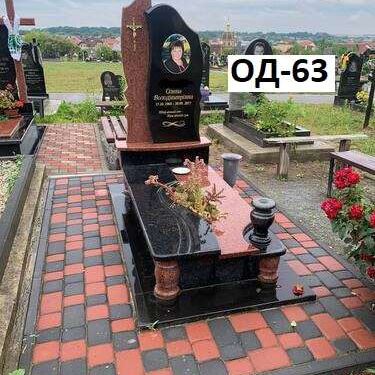 Памятник одинарний з червоного та чорного граніту, фігурний виріз під квітник на плиті