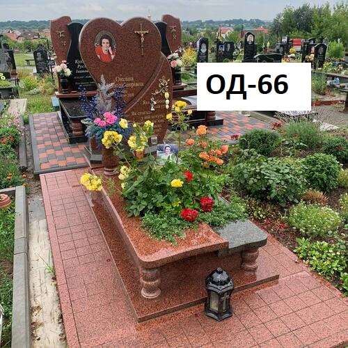 Памятник одинарний, стелла із червоного граніту у формі серця, виріз на плиті для квітів