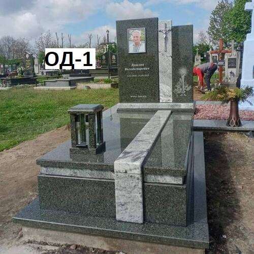 Памятник одинарний із зеленого граніту, мармурові вставки, закрита плита