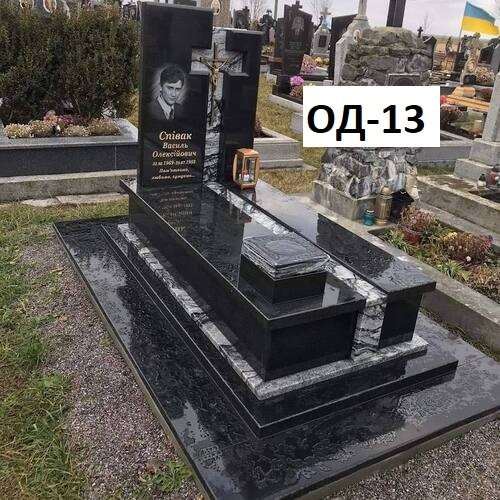 Памятник одинарний з габра, вирізаний хрест, закрита плита, мармурові вставки