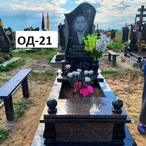 Памятник одинарний, сіро-червоний граніт, виріз під квітник по центрі плити