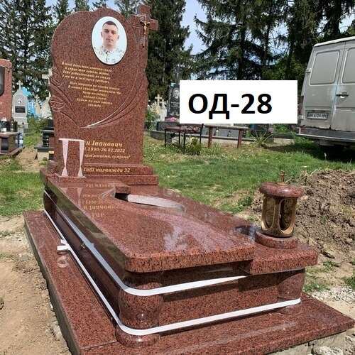 Памятник одинарний з червоного граніту, фігурні вирізблення та виріз під квітник