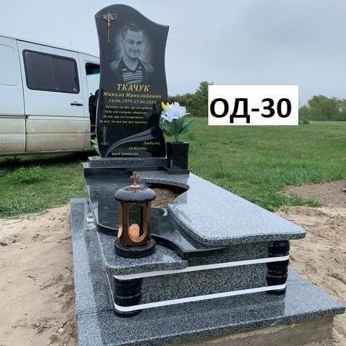 Памятник одинарний з сірого та чорного граніту, виріз під квітник