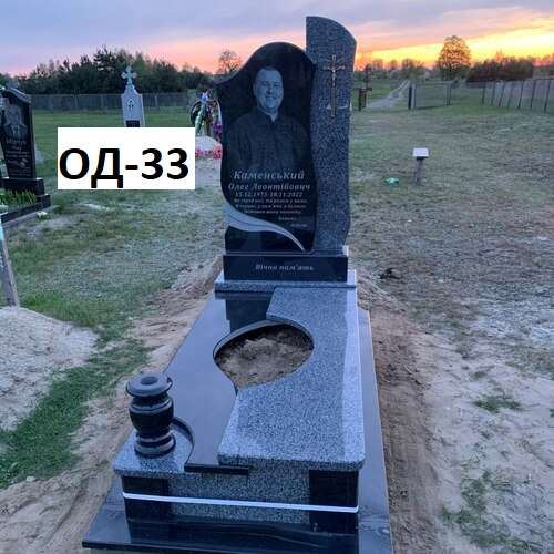 Памятник одинарний,  з сірого та чорного граніту, виріз по центрі під квітник