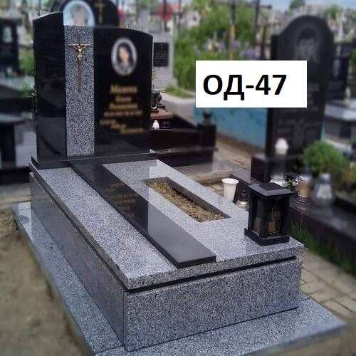 Памятник одинарний, сіра плита із чорною вставкою, виріз під квітник