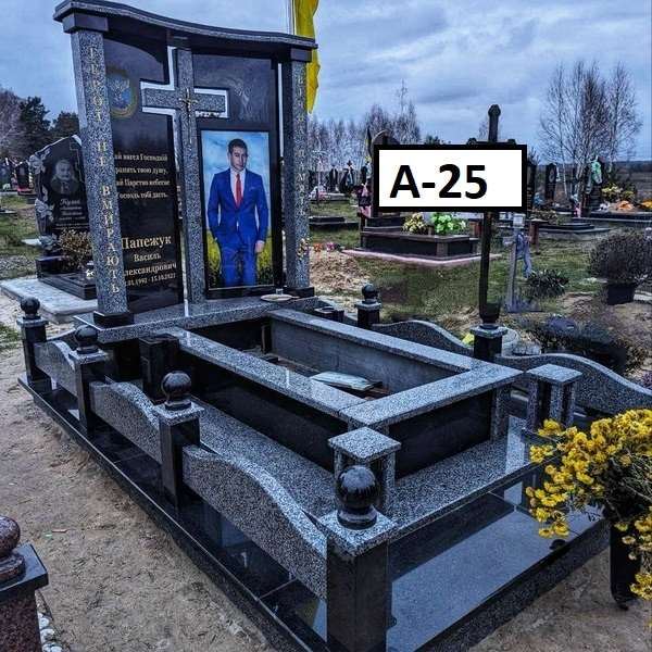 Пам'ятники для Військових, комплекс із сірого граніту, стелла із колонами та вирізбленим хрестом, кольорове фото