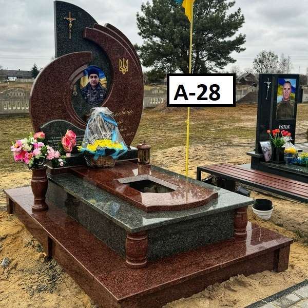 Пам'ятники для Військових, комплекс із зеленого та коричневого граніту, стелла у форма овалу, кольорове фото, виріз на плиті під квітник
