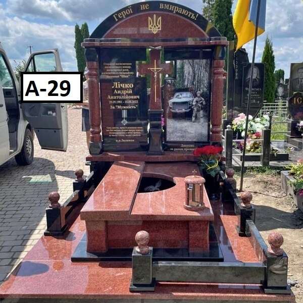 Пам'ятники для Військових, комплекс із червоного граніту з колонами та аркою, кольорове фото, хрест по центрі стелли, плита з овальним вирізом під квітник