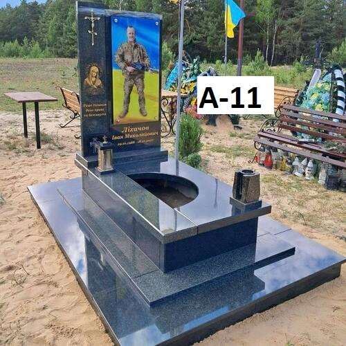 Пам'ятники для військових, комплекс із зеленого граніту та габра, кольорове фото, виріз під квітник