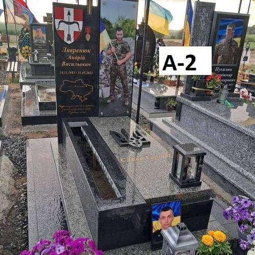 Пам'ятники для військових, комплекс із чорного та сірого граніту, закрита плита з вирізом, кольорове фото