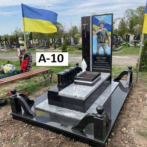 Пам'ятники для військових, комплекс із мармуру та чорного граніту, міні квітник на плиті, кольорове фото