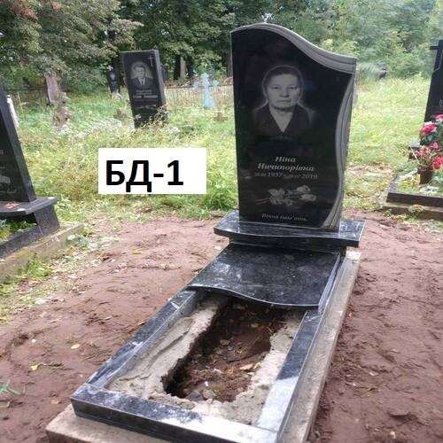 Пам'ятник одинарний, з чорного граніту, напів-закрита плита під квітник