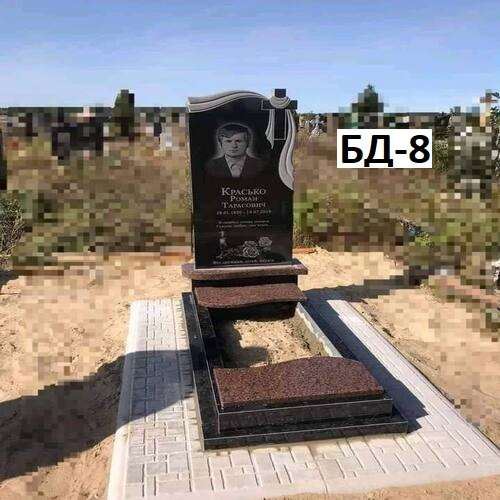 Пам'ятник одинарний, стелла із габра, червоні вирізи на плиті, напів-закритий квітник