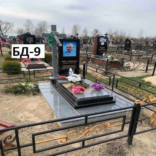 Пам'ятник одинарний із сірого граніту та габра, вирізаний сірий хрест, кольорове фото, напів-закритий квітник