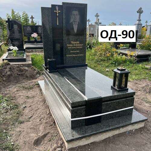 Памятник одинарний із зеленого граніту, закритого типу
