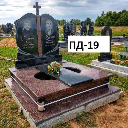 Пам'ятник подвійний з чорного та червоного граніту, овальний виріз на плиті пів квітник, хрест на стеллі