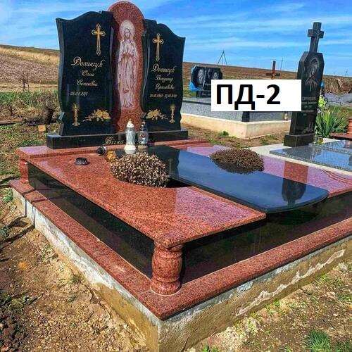 Пам'ятник подвійний з червоного та чорного граніту, вирізи під квіти у формі напів-кільця