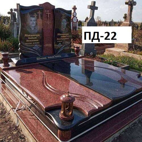 Пам'ятник подвійний із червоного та чорного граніту, закрита плита із фігурними вирізами