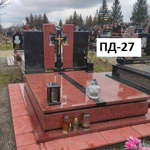 Пам'ятник подвійний, комплекс із червоного граніту, закритого типу, вирізаний хрест посередині стелли