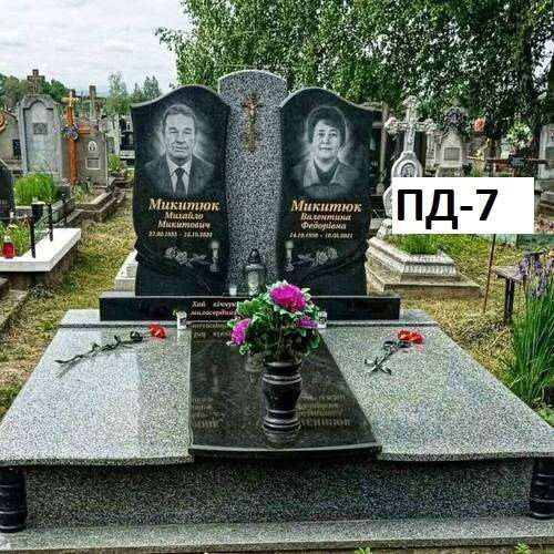 Пам'ятник подвійний з сірого граніту та габра, закритий квітник, ваза по центру, золотий хрест