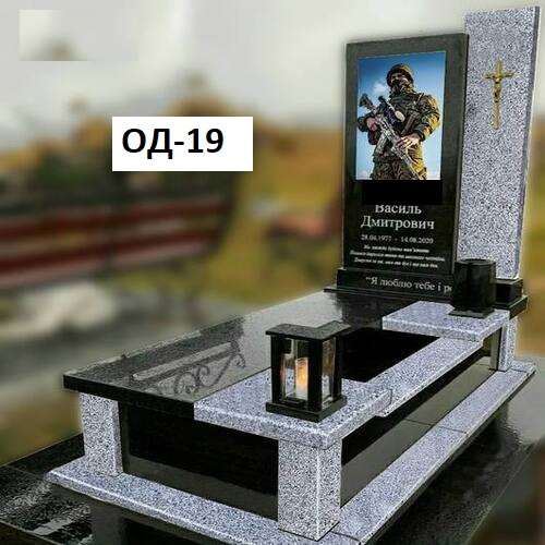 Памятник одинарний з сірого та чорного граніту, кольорове фото, виріз під квітник