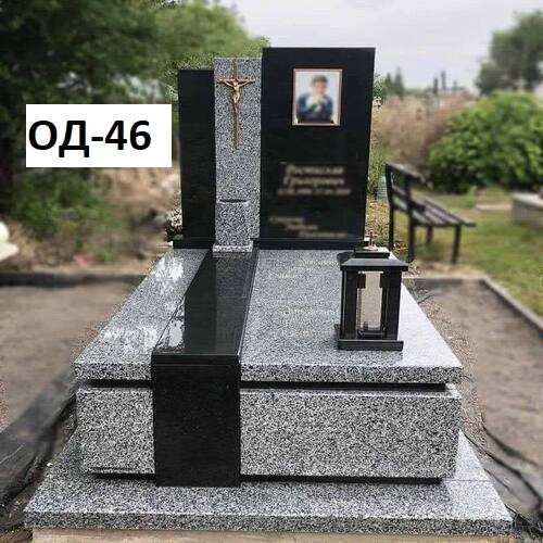 Памятник одинарний з сіро-чорного граніту, вставки у вигляді смужок, закрита плита