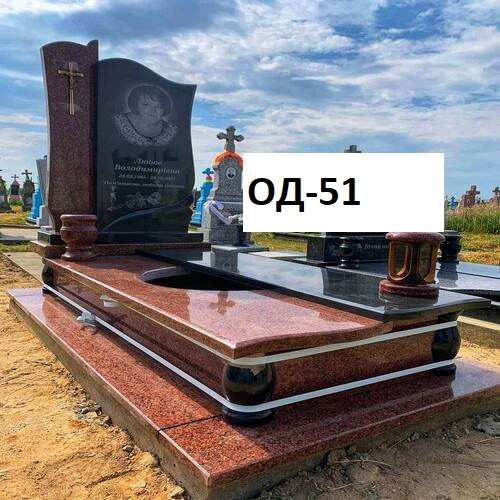 Памятник олинарний, з сірого та чорного граніту, круг на плиті під квітник