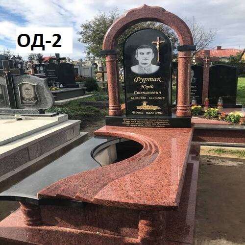 Памятник одинарний з червоного граніту, арка та виріз під квітник
