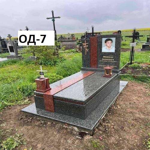 Памятник одинарний, зелений граніт, смужка по середині з червоного граніту, закрита плита